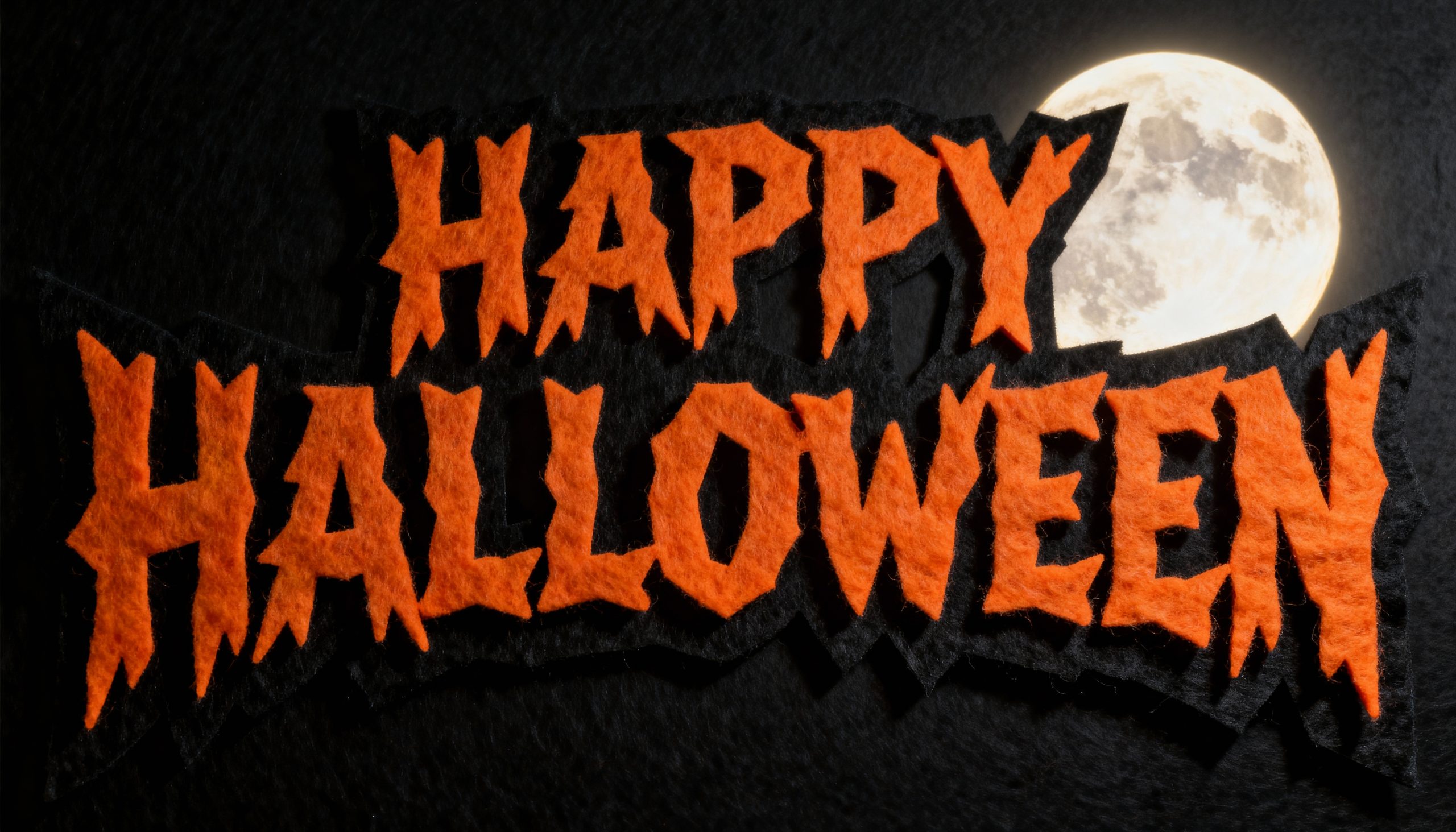 freepik__typografie-mit-dem-slogan-happy-halloween-verzerrt__64954